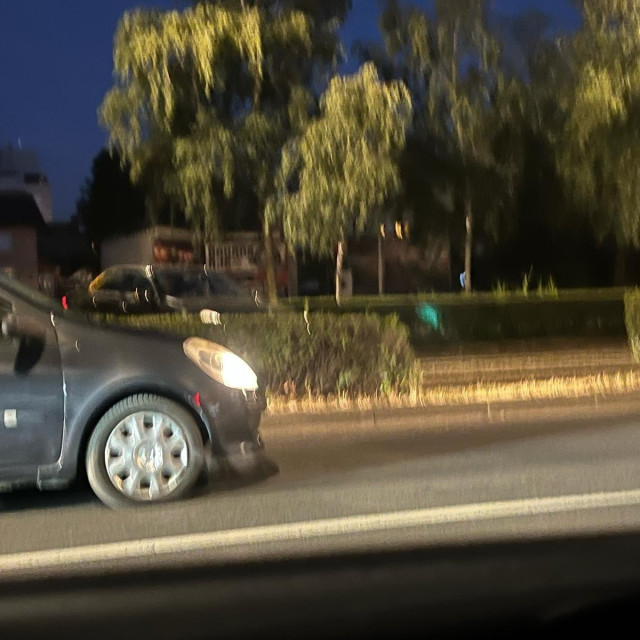 Vozači prelaze preko tračnica kako bi izbjegli kolonu