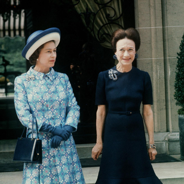 Kraljica Elizabeta II. princ Philip i Wallis Simpson 