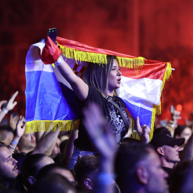 Thompsonova obožavateljica na koncertu u Dugopolju