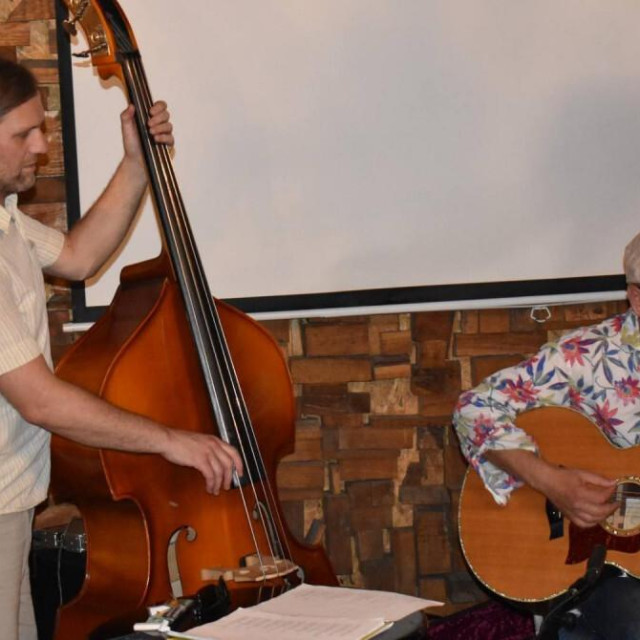 na prošlogodišnjem SUR-u Cohenove prepjeve izvodili su Tomi Novak (kontrabas), Damir Šodan (vokal, gitara) i gosti.