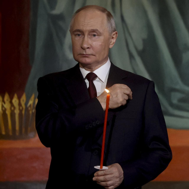 Vladimir Putin tijekom uskršnje službe u crkvi