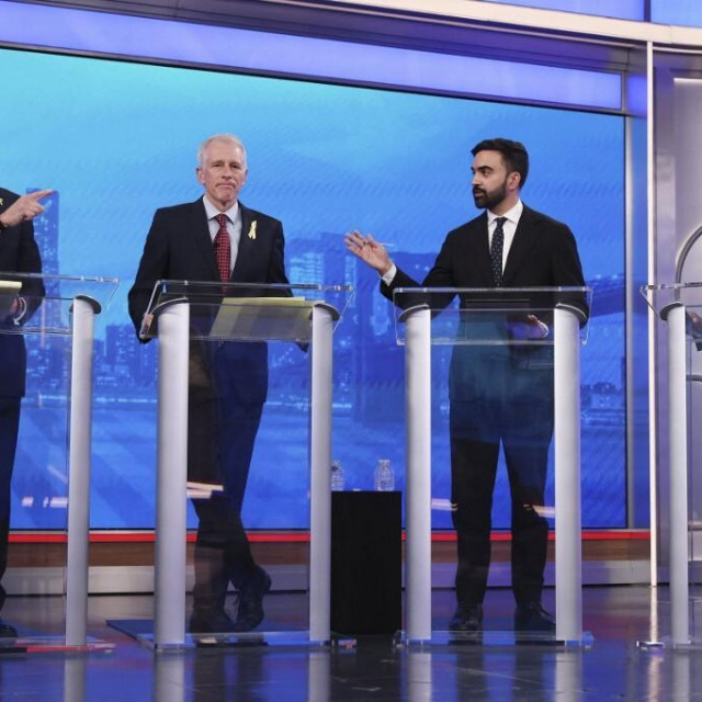 Andrew Cuomo (lijevo) i Zohran Mamdani (drugi desno) se svađaju dok Whitney Tilson (drugi lijevo) i Michael Blake (desno) gledaju sastrane