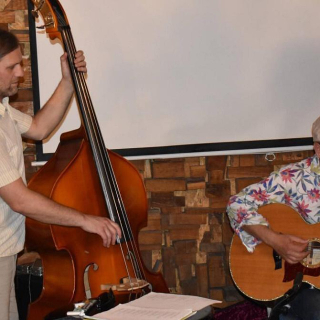na prošlogodišnjem SUR-u Cohenove prepjeve izvodili su Tomi Novak (kontrabas), Damir Šodan (vokal, gitara) i gosti
