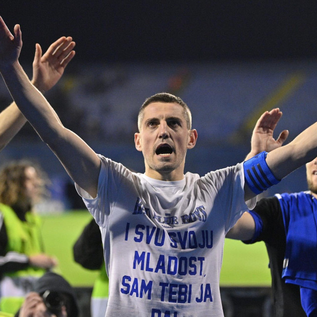 Arijan Ademi u ovoj se majici oprostio od Maksimira u ožujku 2023. godine. U Dinamo se vratio u rujnu iste godine, ali u petak je završio svoj drugi mandat s ”modrima”