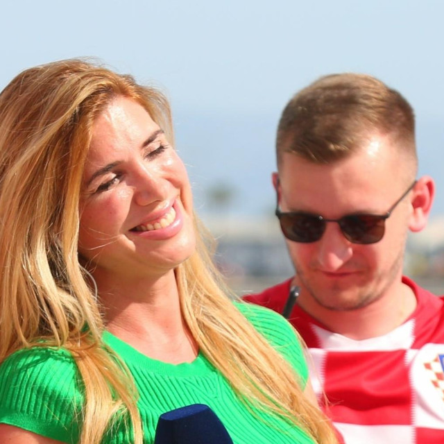 Split, 060622.
Hrvatski navijaci pred nogometnu utakmicu Hrvatska i Francuska.
Na fotografiji: novinarka Mirta Surjak u duelu navijaca.