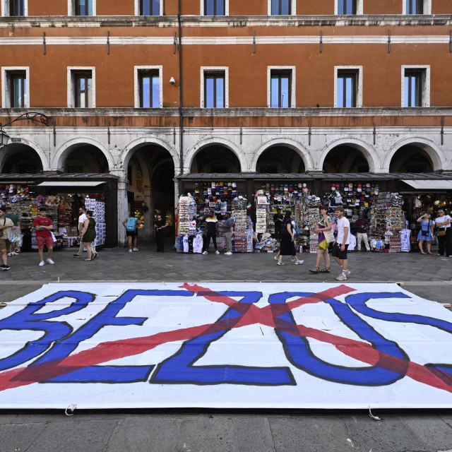 Kampanja ”No space for Bezos” 