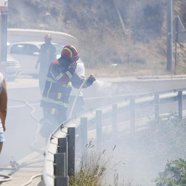 Buknuo je veliki požar između Omiša i Makarske gdje gori borova šuma