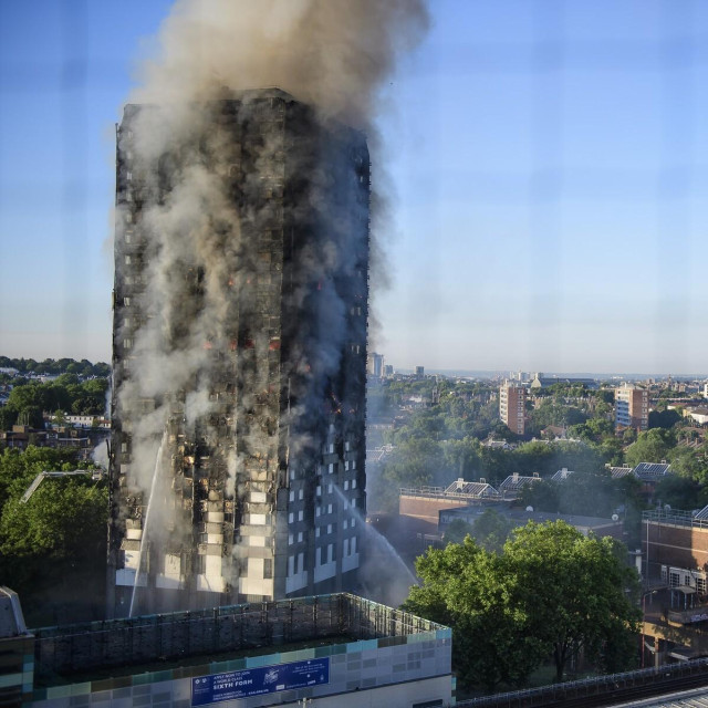 Grenfell Tower: Vatra se imala čime hraniti: pri uređenju zgrade za oblaganje fasade korištene su zapaljive kompozitne aluminijske obloge, a zapaljiva je bila i izolacija. Mislilo se na estetiku, uštedu troškova, ali ne i na sigurnost