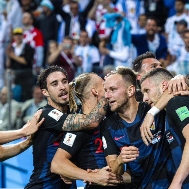 Ivan Strinić, Šime Vrsaljko, Domagoj Vida, Ivan Rakitić, Mario Mandžukić i Ante Rebić slave pobjedu nad Argentinom 2018.