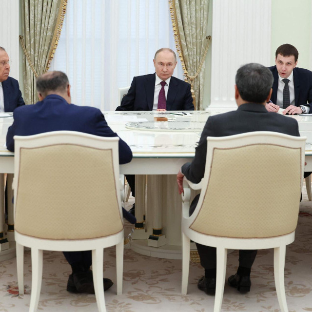 Putin je u Moskvi ugostio iranskog ministra vanjskih poslova Abasa Arakčija - na sastanku su još bili ruski šef diplomacije Sergej Lavrov, pomoćnik Kremlja za vanjsku politiku Jurij Ušakov i Igor Kostjukov, šef ruske vojne obavještajne agencije GRU