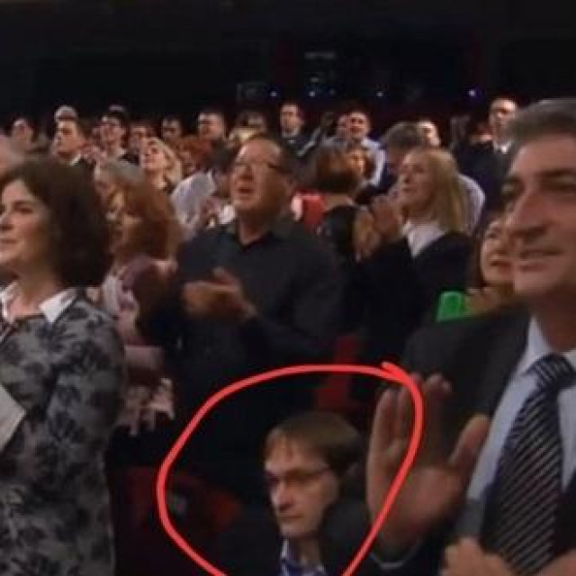 Marko Vučetić ostao je sjediti tijekom izvođenja pjesma ‘Lijepa li si‘