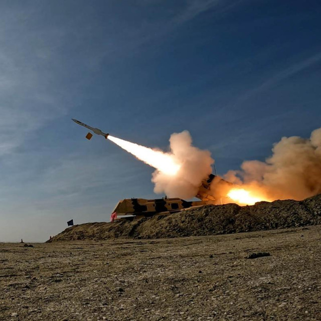 Iranska vojska ispaljuje raketu (fotografija s vojne vježbe 2024.)