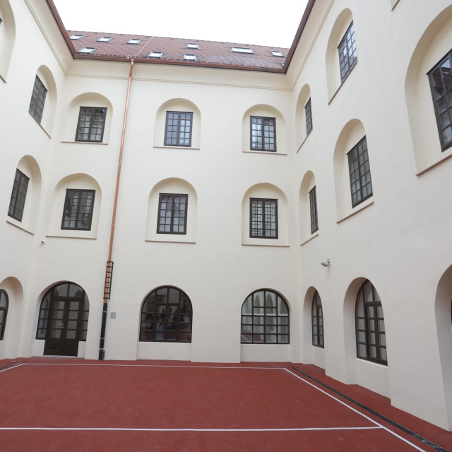 Gimnazija Tituša Brezovačkog