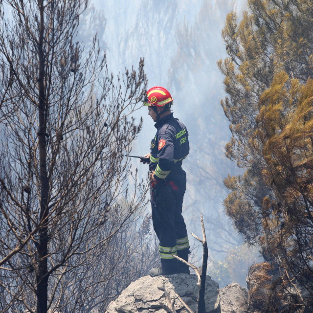 Vatrogasci na požarištu u Makarskoj