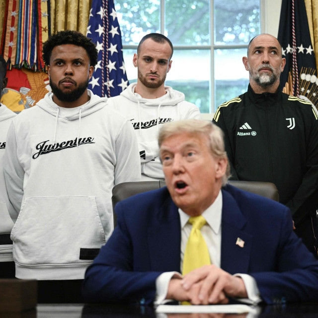Timothy Weah, Weston McKennie, Daniele Rugani, Igor Tudor i Dušan Vlahović na primanju kod Donalda Trumpa