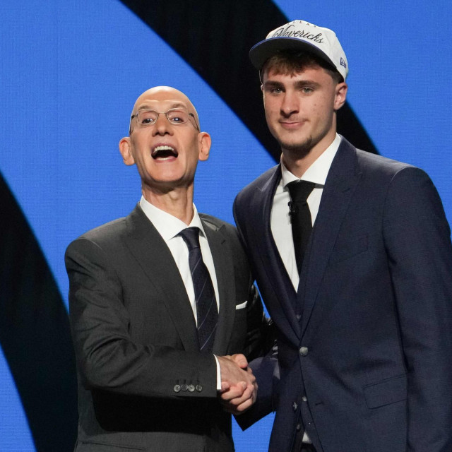 Povjerenik lige Adam Silver i Cooper Flagg