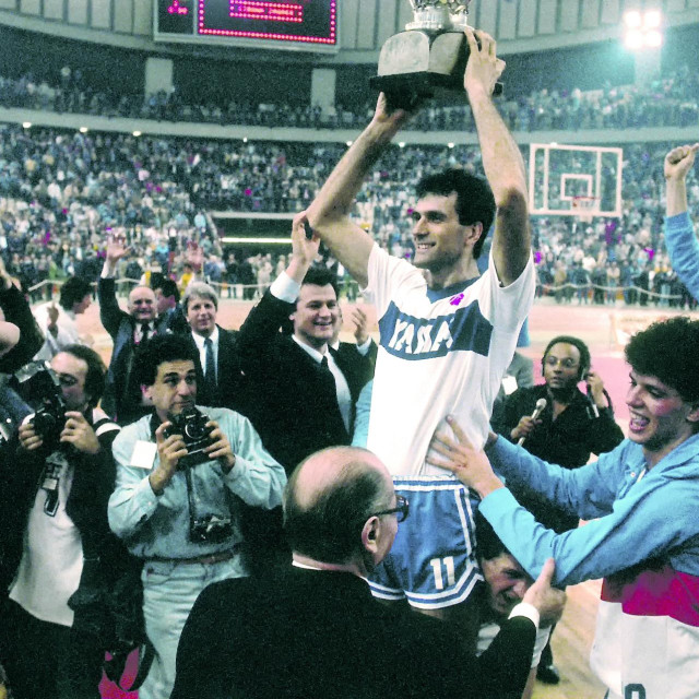 Dražen Petrović uz Andru Knegu koji drži pehar