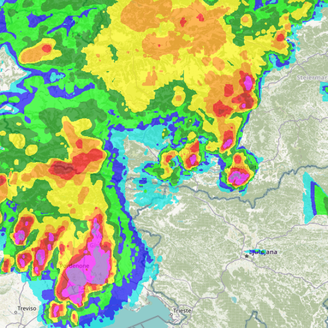 Radarska slika oluja nad Slovenijom, Italijom i Austrijom u četvrtak oko 22 sata