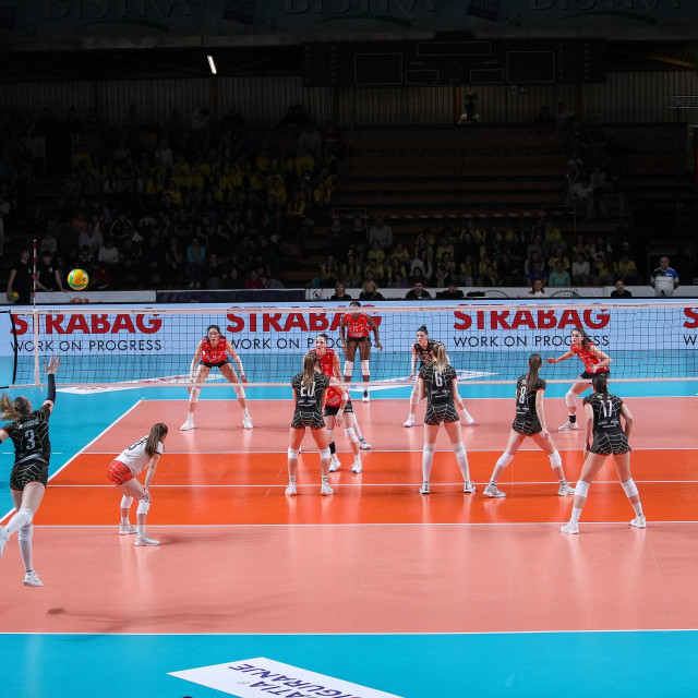 Iako Zagreb u Domu odbojke Bojan Stranić ima specijaliziranu gradsku dvoranu za odbojku, prvakinje Hrvatske iz nejasnih su razloga poslane igrati u drugu dvoranu