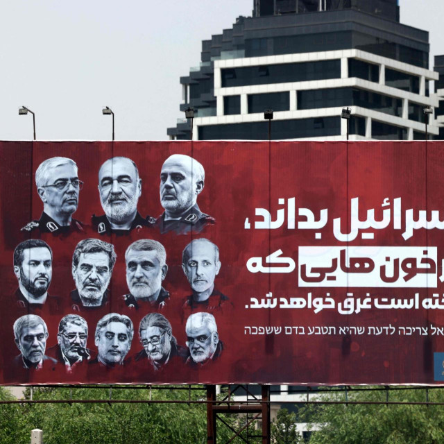 Plakat u Teheranu s vojnim dužnosnicima koji su poginuli u izraelskom napadu