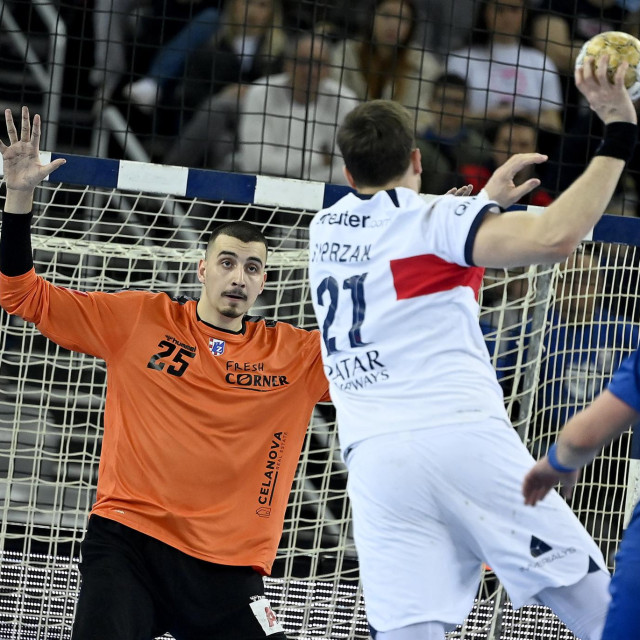 I ove sezone Matej Mandić (Zagreb) protiv Kamila Syprzaka (PSG)