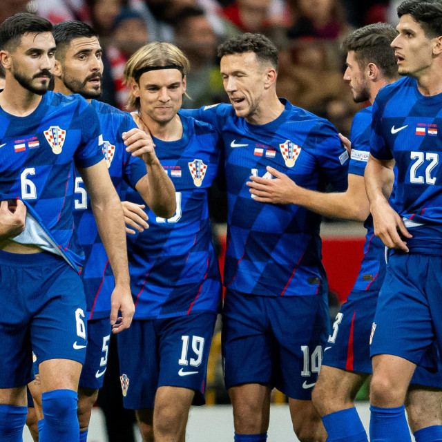 Borna Sosa u zagrljaju sa suigračima