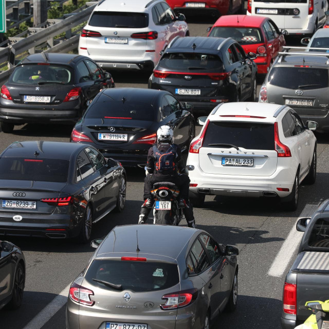 Korisnicima lakih vozila (I.A, I. i II. skupina) popust na ENC u pre-paidu (uplata na ENC račun) ostaje kao i do sada 21,74%,