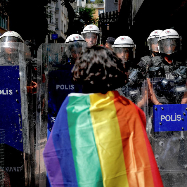 Ured guvernera Istanbula ocijenio je ranije da je Povorka ponosa nezakonita te da skupine koje je promiču postupaju ”ilegalno”