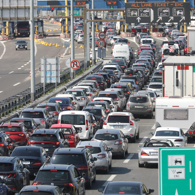 Ljudi za upravljačem voze slalom, nabijaju ti se na zadnji kraj, besmisleno ubrzavaju prema usporavajućim autima ispred sebe...