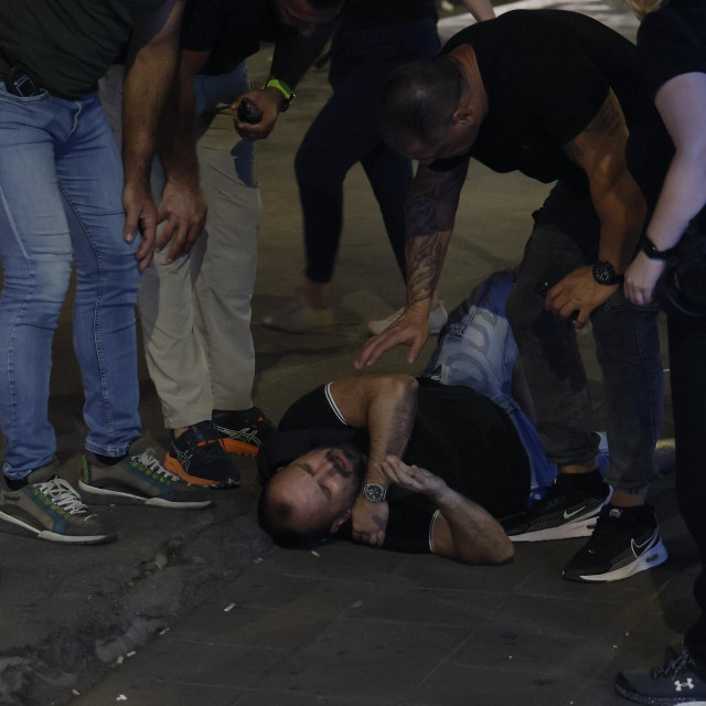 Građani pomažu ozlijeđenom prosvjedniku nakon sukoba sa policijom