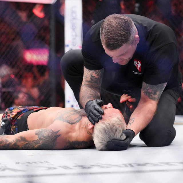 Charles Oliveira nakon nokauta i Marc Goddard