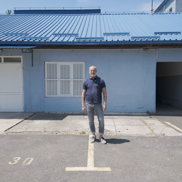 Ovdje stanu dva automobila, ali nekome u takav prostor stane - cijeli život