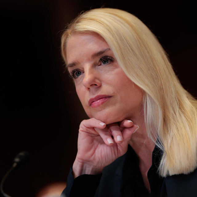 Jedna je žena nakon toga skrivenom kamerom snimila Pam Bondi dok govori da ”postoje deseci tisuća videa Epsteina s djecom ili dječjom pornografijom”