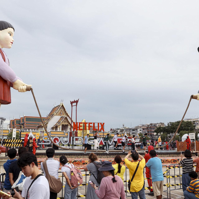 Gigantske lutke Younghee i Cheol-su postavljene su na jedan od najvećih gradskih trgova