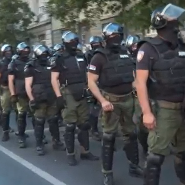 Policijske postrojbe s maskama na licu