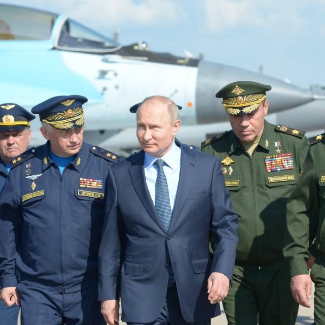 Vladimir Putin okružen vojnim dužnosnicima i generalima