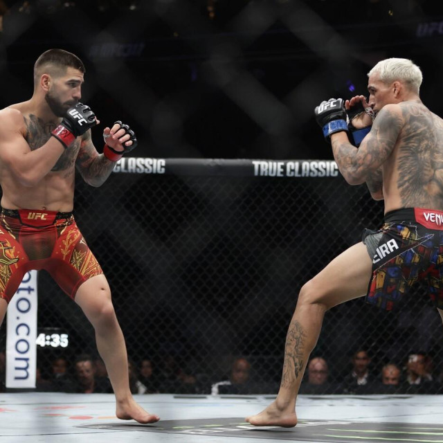 Ilia Topuria vs Charles Oliveira