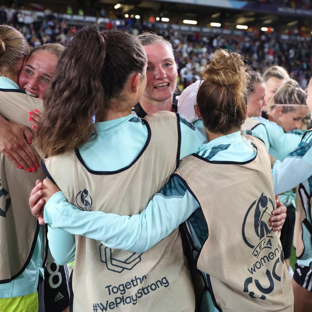 MILTON KEYNES, ENGLAND - JULY 27: Germany players celebrate after victory in the UEFA Women‘s Euro 2022 Semi Final match between Germany and France at Stadium MK on July 27, 2022 in Milton Keynes, England. (Photo by Catherine Ivill - UEFA/UEFA via Getty Images)