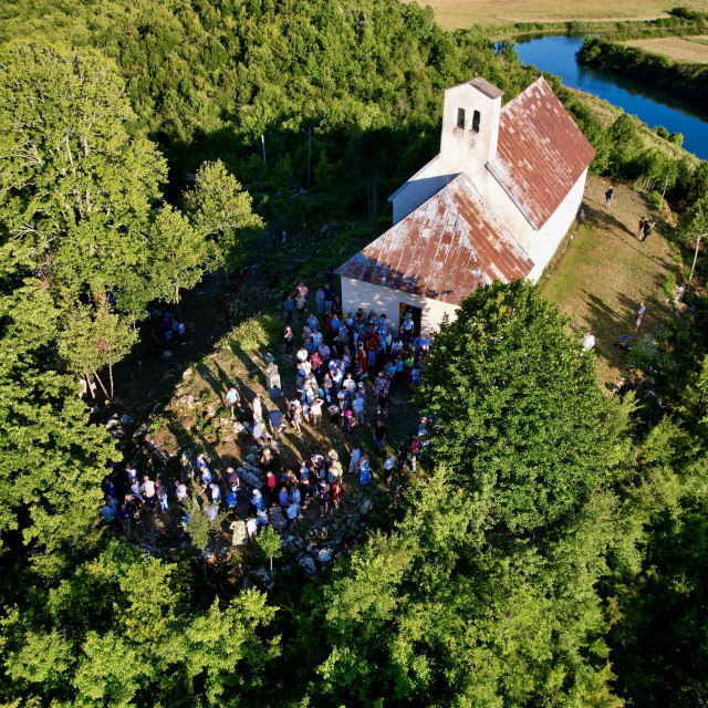 Crkva sv Petra i Pavla u Donjem Kosinju kraj koje je podignut spomenik prvom hrvatskom tiskaru Ambrozu Kacitiću