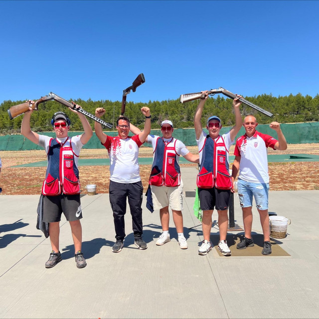 Hrvatska juniorska reprezentacija u streljaštvu na Europskom prvenstvu u Malakasi. Zlatne medalje u ekipnoj disciplini trap trio osvojili su Antonio Chiavalon, Diego Duniš i Leon Zegnal
 