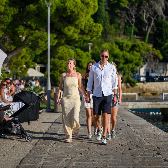 Cavtat, 220625.
Nedjeljno poslijepodne turisti su odlucili provesti uz setnju po rivi.