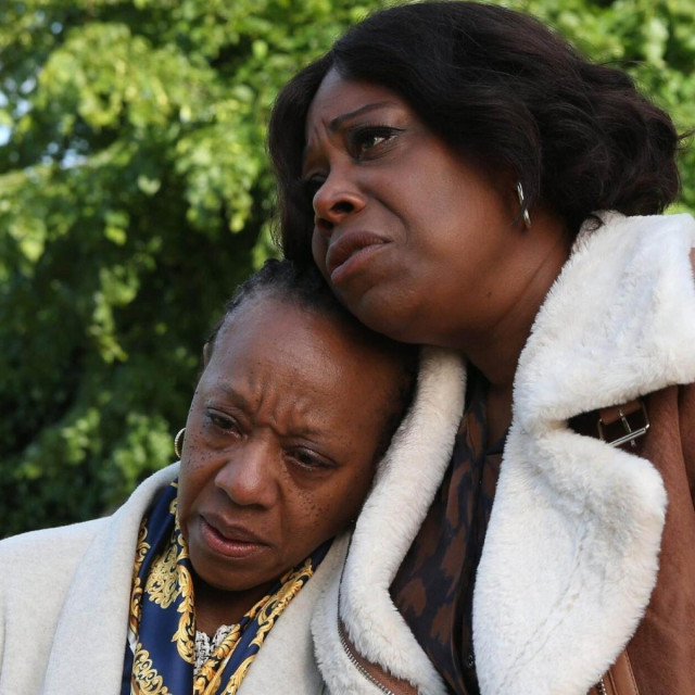Bolne istine Mikea Leigha

Marianne Jean-Baptiste Michele Austin. 