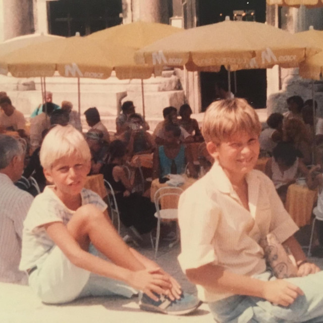 Škare i brat na Peristilu, 1986.: ‘Koliko sam sretan što sam u stvarnom vremenu, iako kao dijete, proživljavao Split osamdesetih, toliko sam i nesretan što sam ga izgubio‘