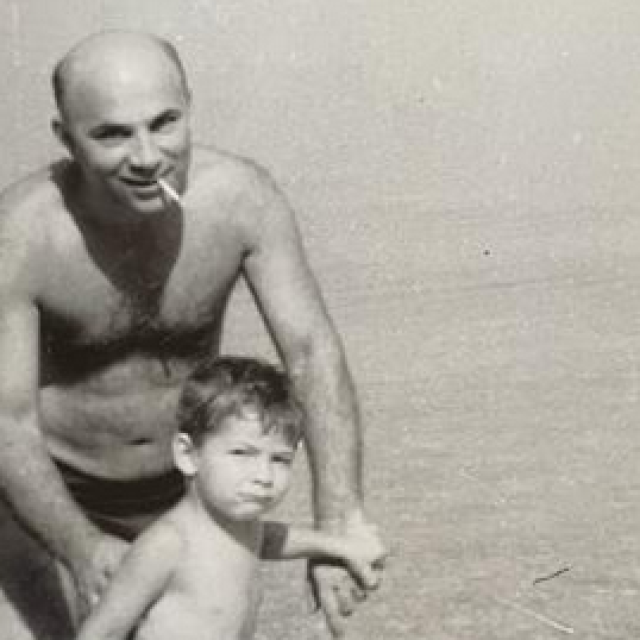 Često smo se kupali na rubu velike plaže Sipar u Moščeničkoj Dragi, na maloj zatvorenoj šljunčanoj plaži iznad koje se nadvio zamak iz dječje bajke