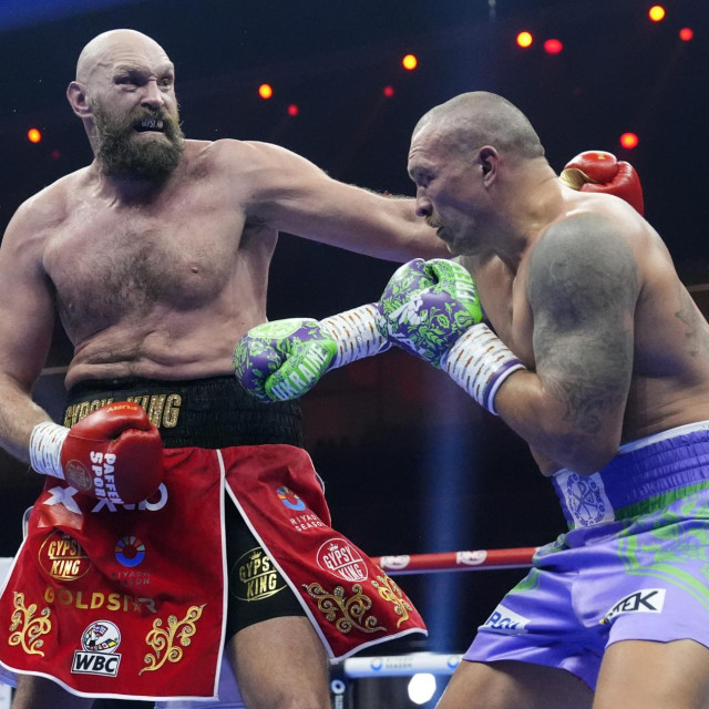 Tyson Fury (lijevo) vs. Oleksandr Usik (desno)