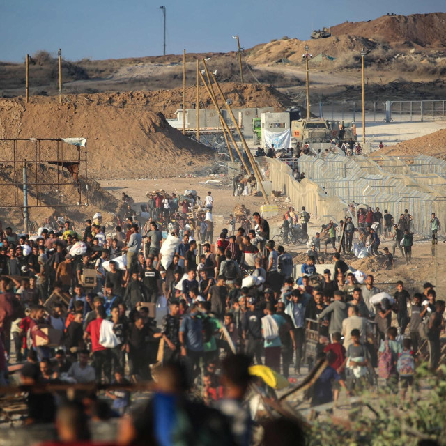 Palestinci u Gazi se okupljaju na lokaciji gdje GHF dijeli obroke