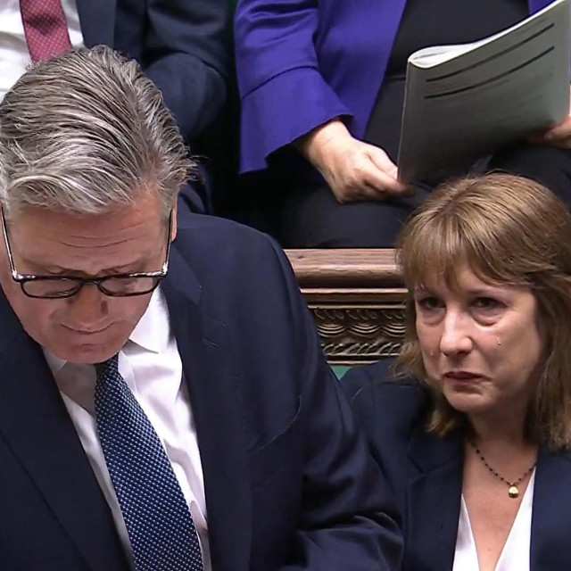Keir Starmer i pokraj njega uplakana ministrica Rachel Reeves tijekom rasprave u parlamentu