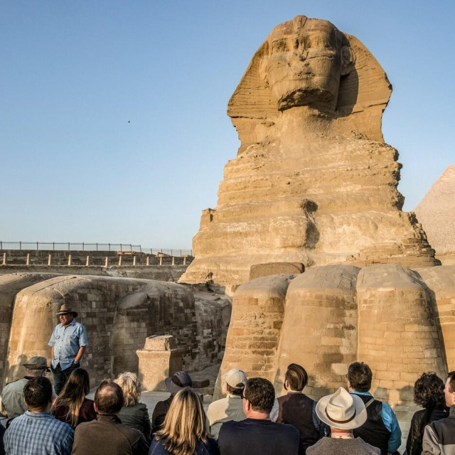 Zahi Hawass, egipatski arheolog i bivši ministar za starine ispred Keopsove piramide