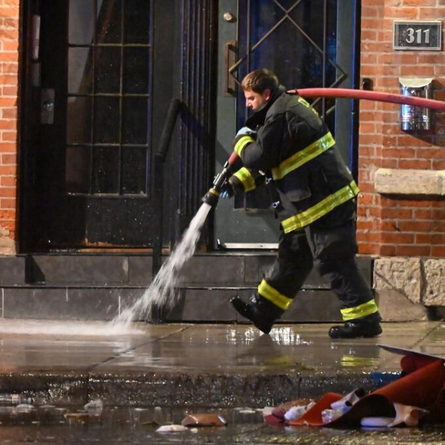 Vatrogasac ispire krv s pločnika nakon masakra