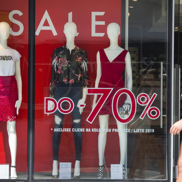 Split, 160818.
Finalna ljetna snizenja u splitskim trgovinama.